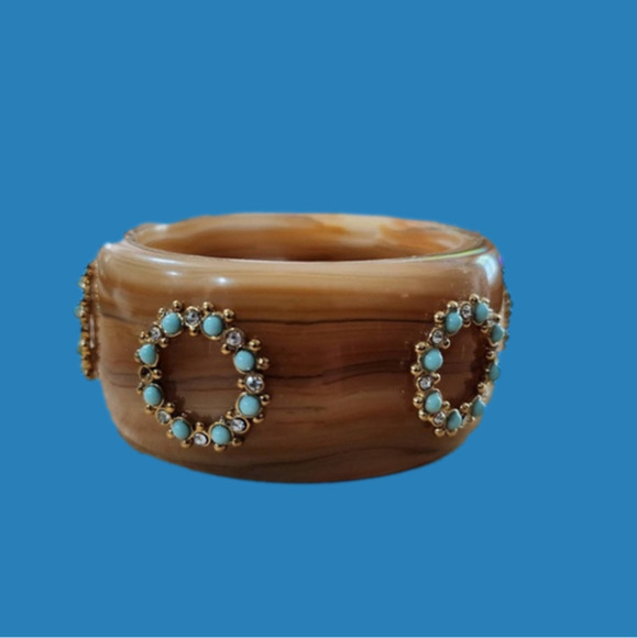 Vintage bracelet. Feels like Bakelite could be heavy lucite. - Picture 1 of 9